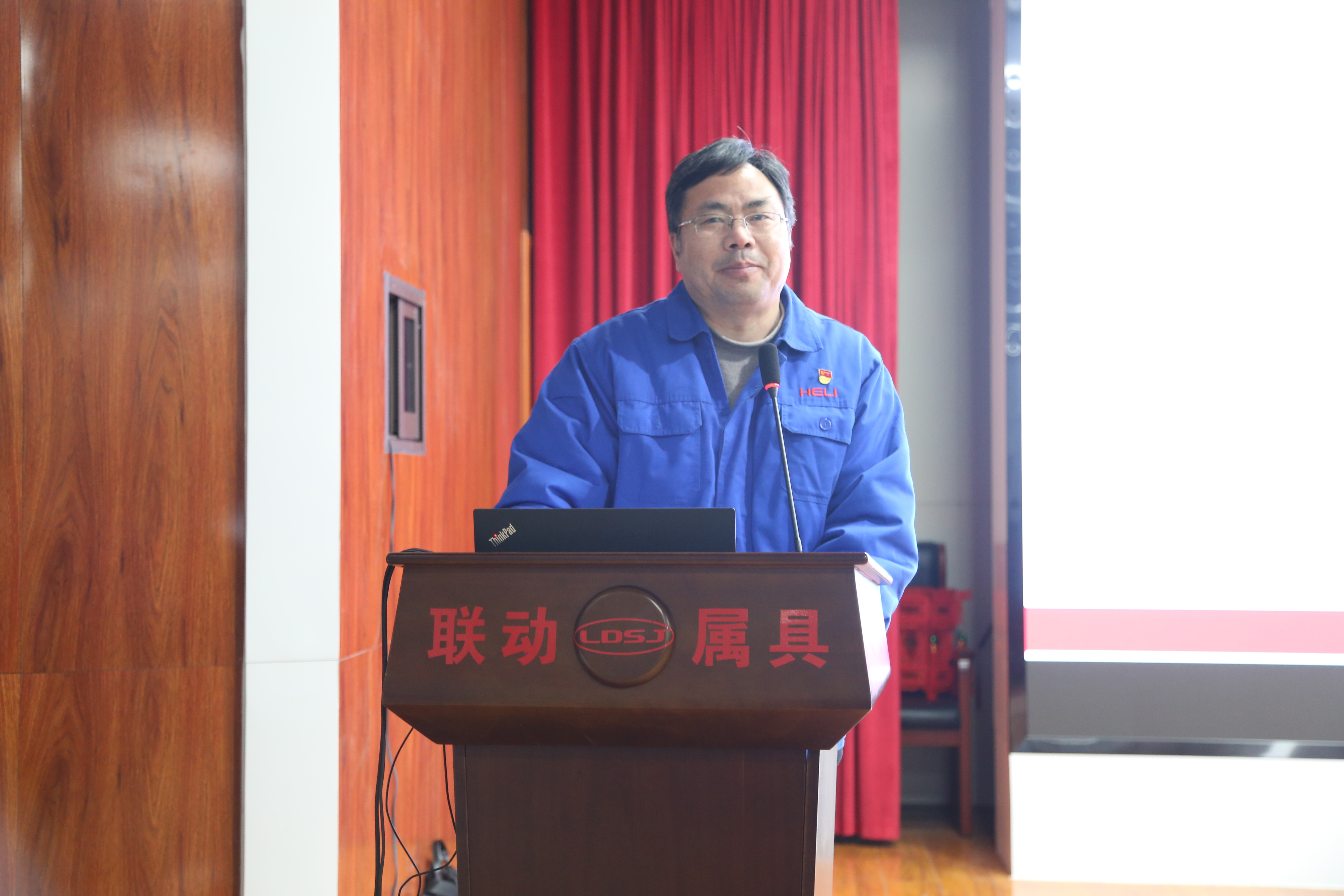 公司黨委委員、副總經(jīng)理夏萬軍作總結講話.jpg